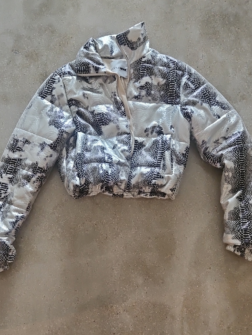 Fashion Nova Silver & Black Cropped Snake-Print Puffer Jacket